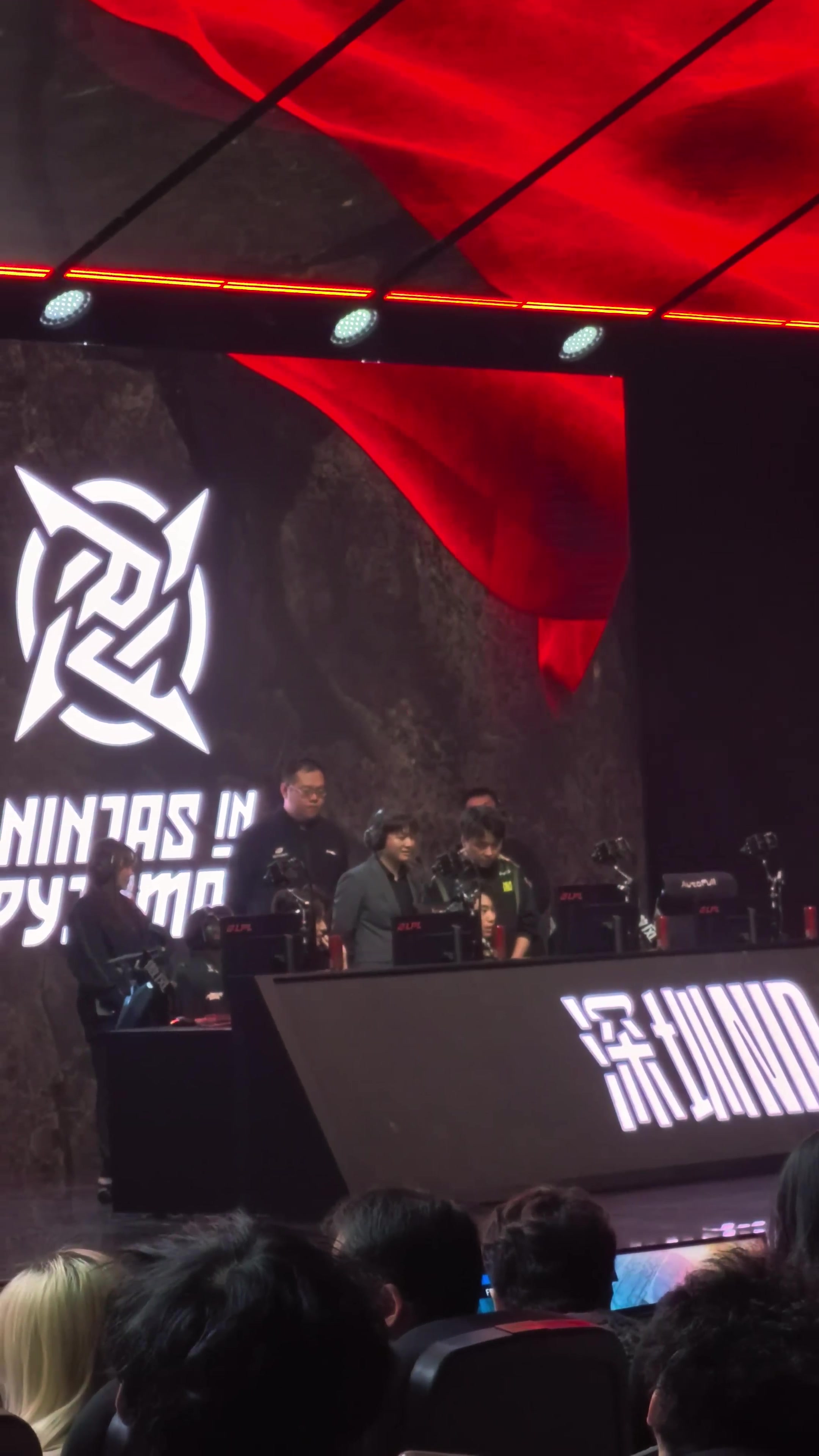 队伍氛围真好呀~Doinb克烈Solo拿下胜利 shanji在旁直接激动大叫