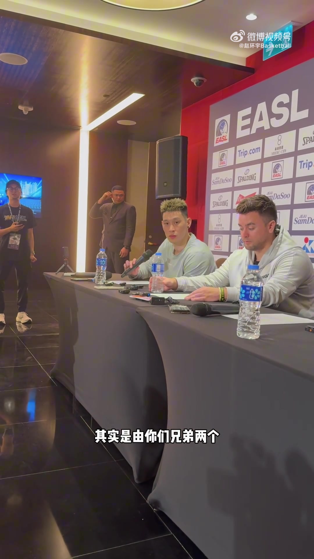 林书豪谈兄弟带队逆转：很高兴能跟书纬搭档 他做决定&传球比我强