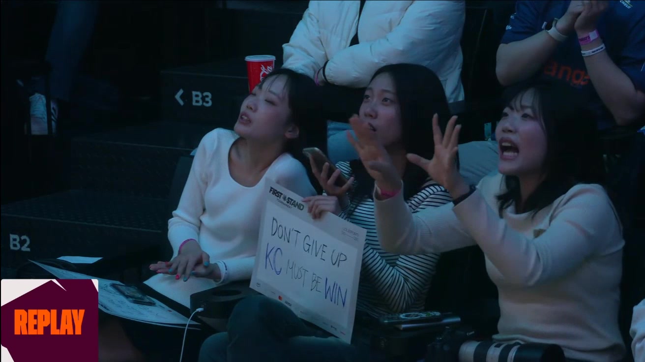 把现场女粉折磨坏了🤣KC下路连续击杀再送 女粉表情纠结叹气