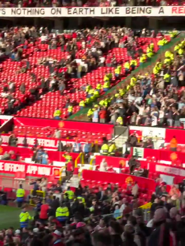 最后一次参加曼市德比！德布劳内赛后谢场，瓜帅搂住他交流