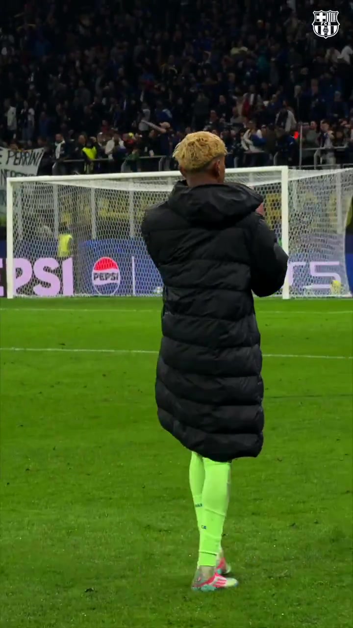 🥺巴萨官推晒众将赛后泪目失落，互相拥抱鼓励&佩德里心有不甘