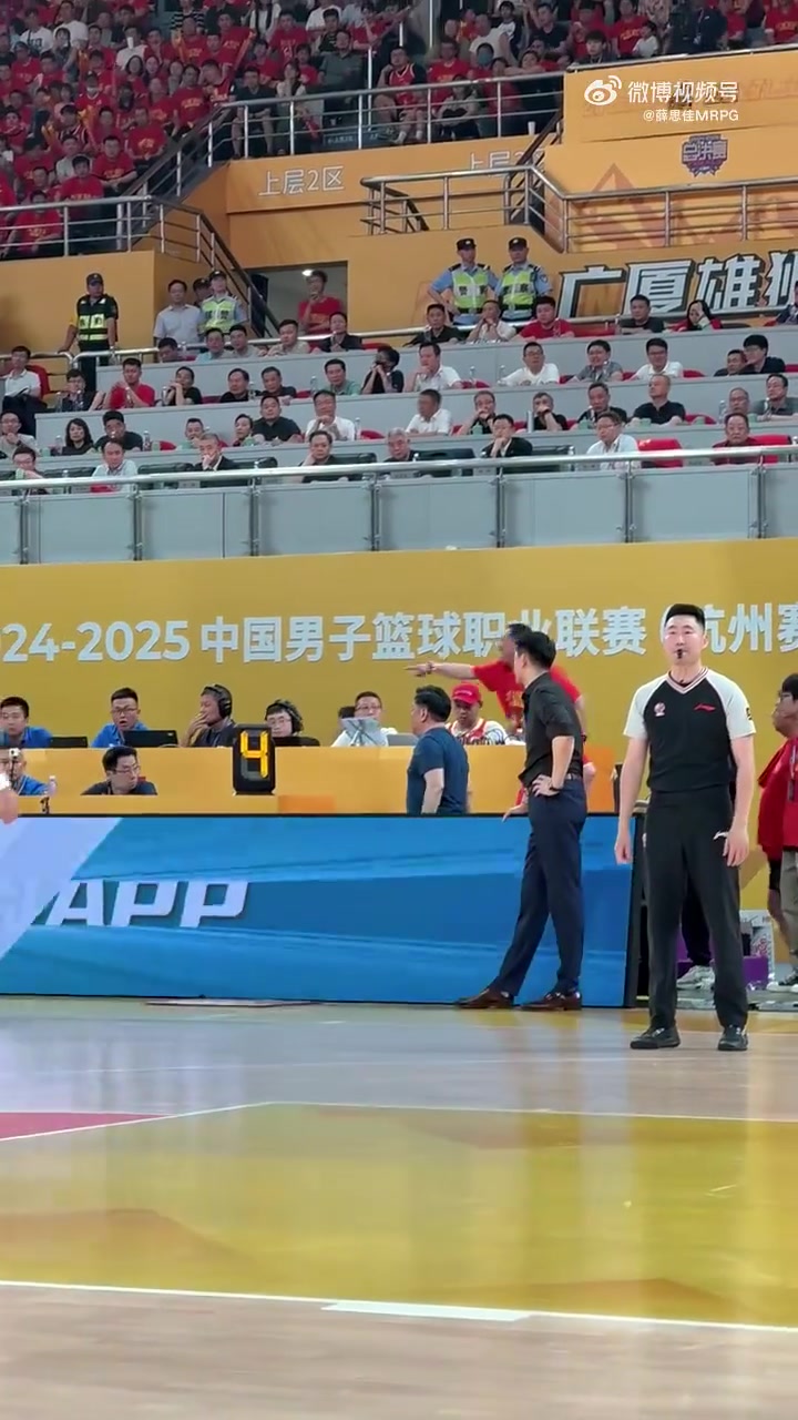 广厦老板冲到技术台暴怒不满判罚&鼓动现场起哄 徐济成让其冷静