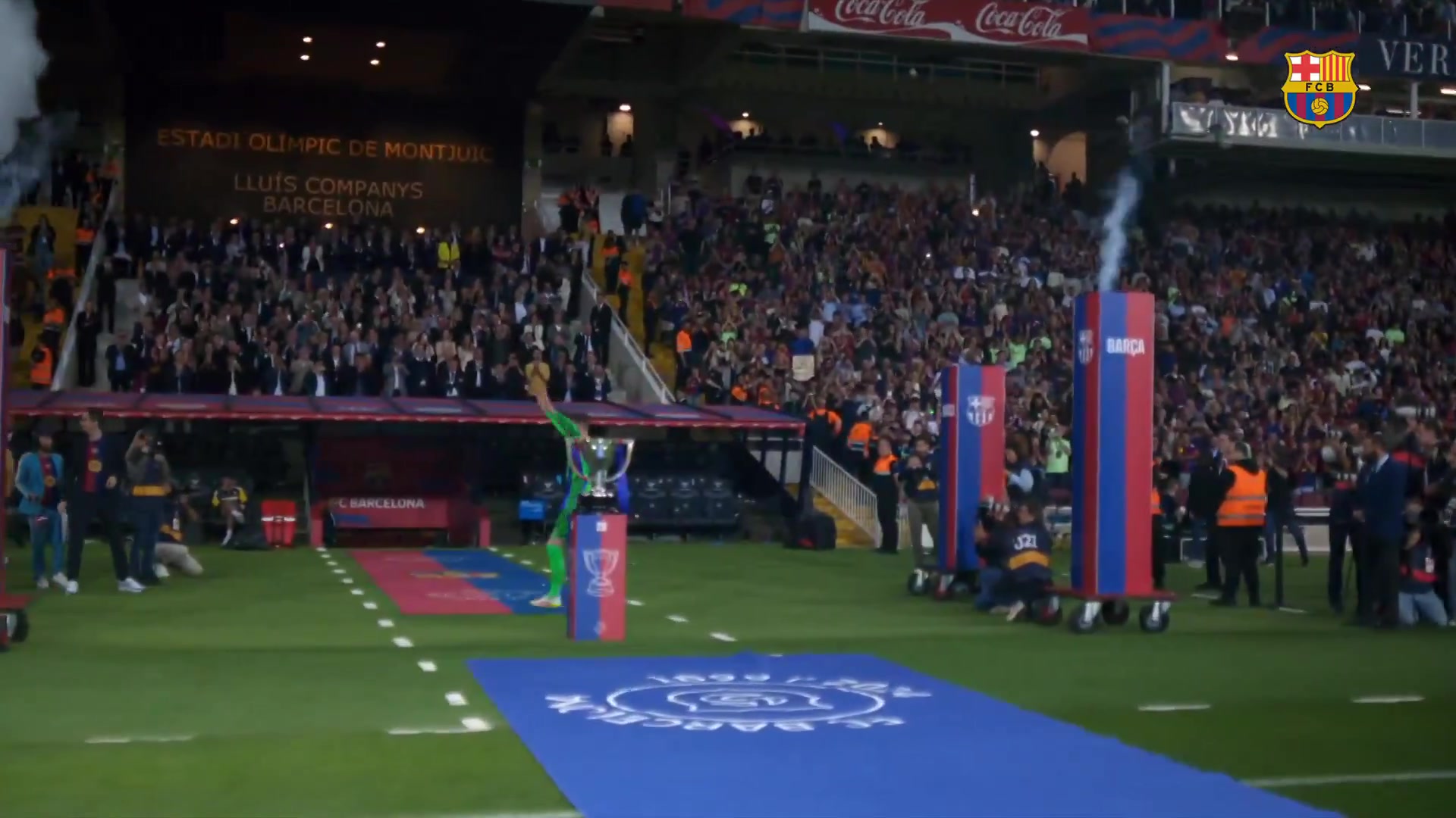 荣耀时刻！巴萨主帅、球员一一登场接受欢呼，特狮捧起奖杯🎉