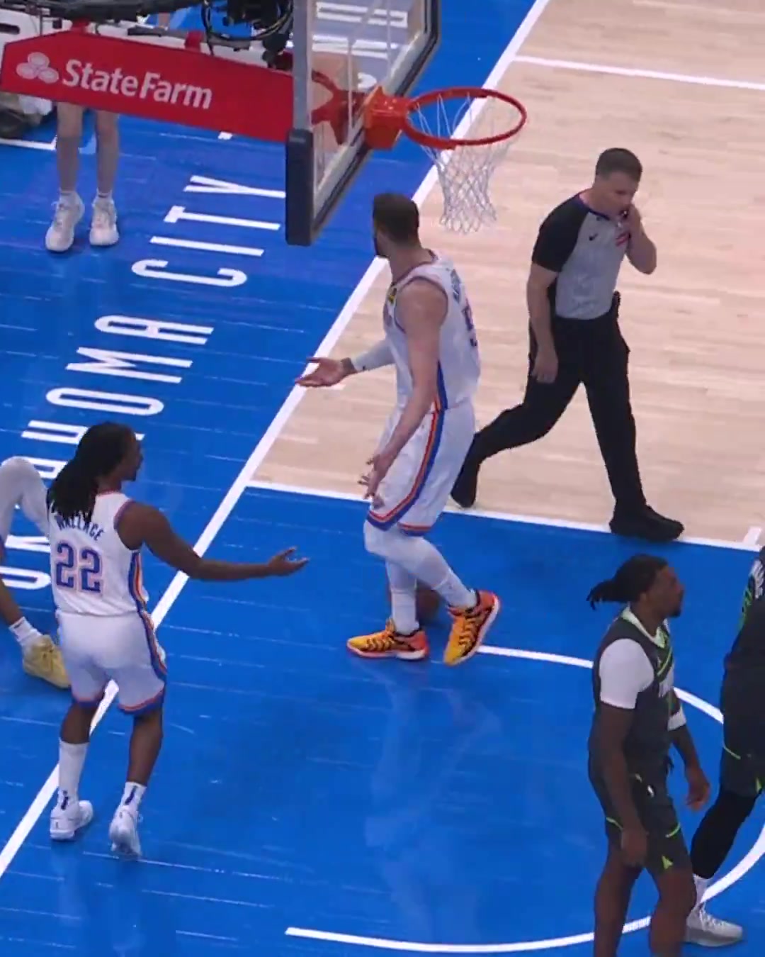 亚历山大“要犯MVP”争议背后：被简化的天才与被误读的篮球智慧