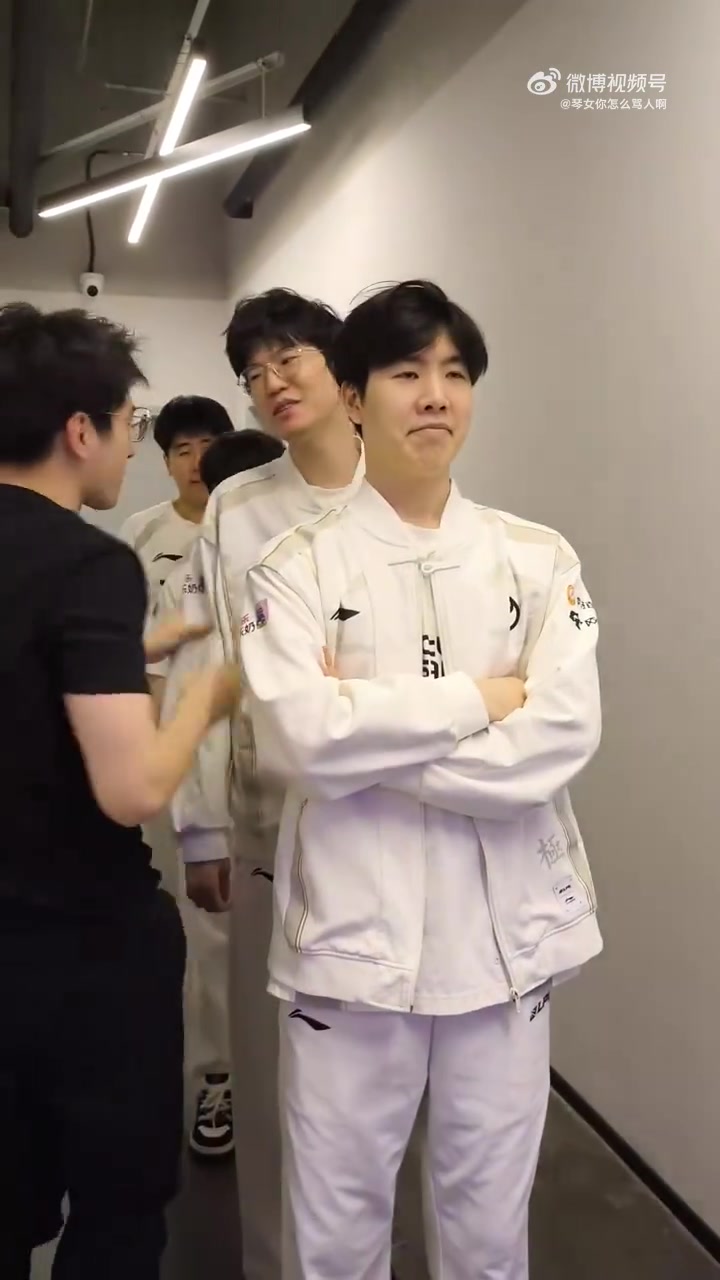 很抽象的站位😆IG工作人员分享赛后：队员千手观音拍摄花絮